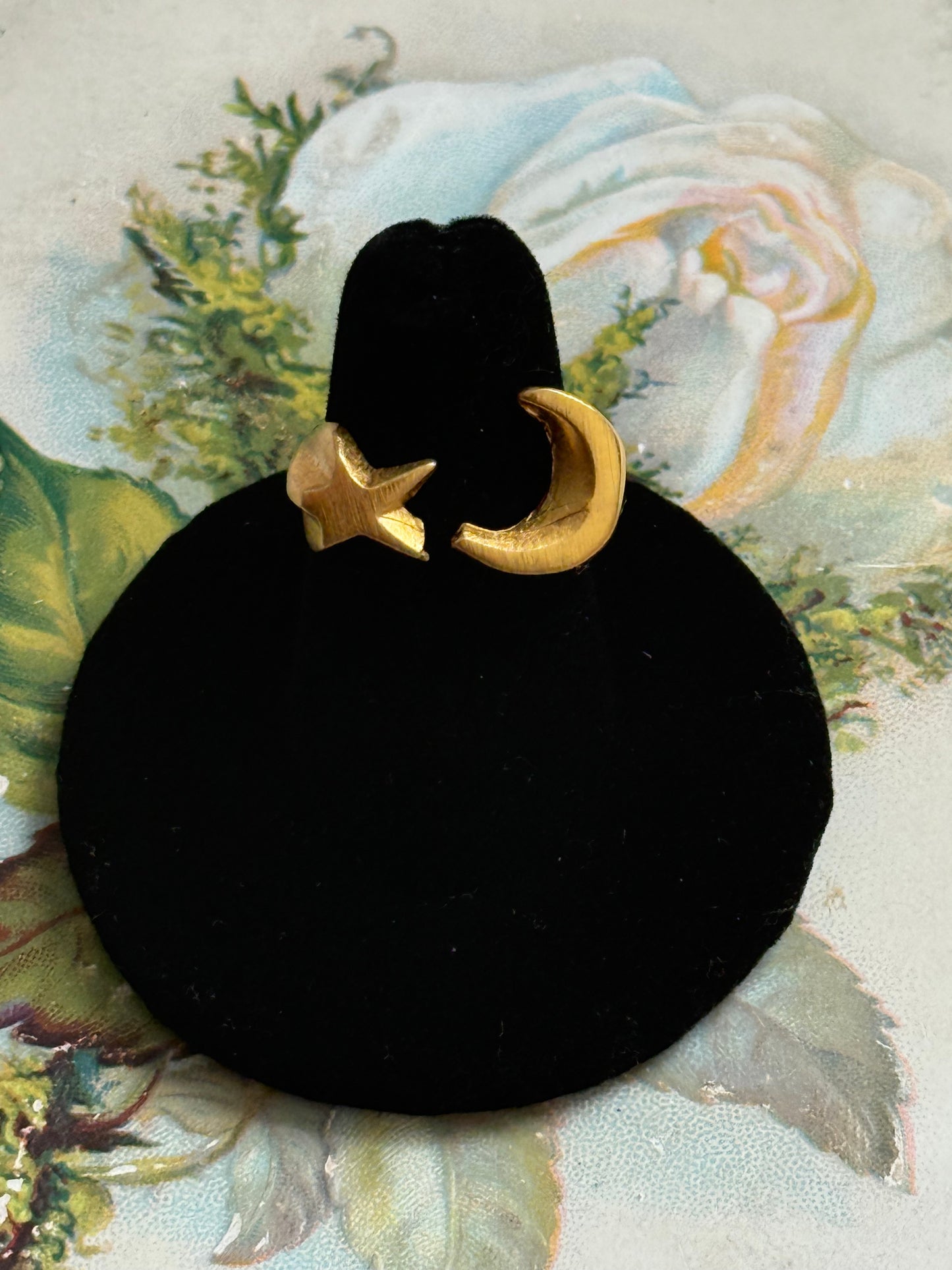 gold tone star and moon ring size 7