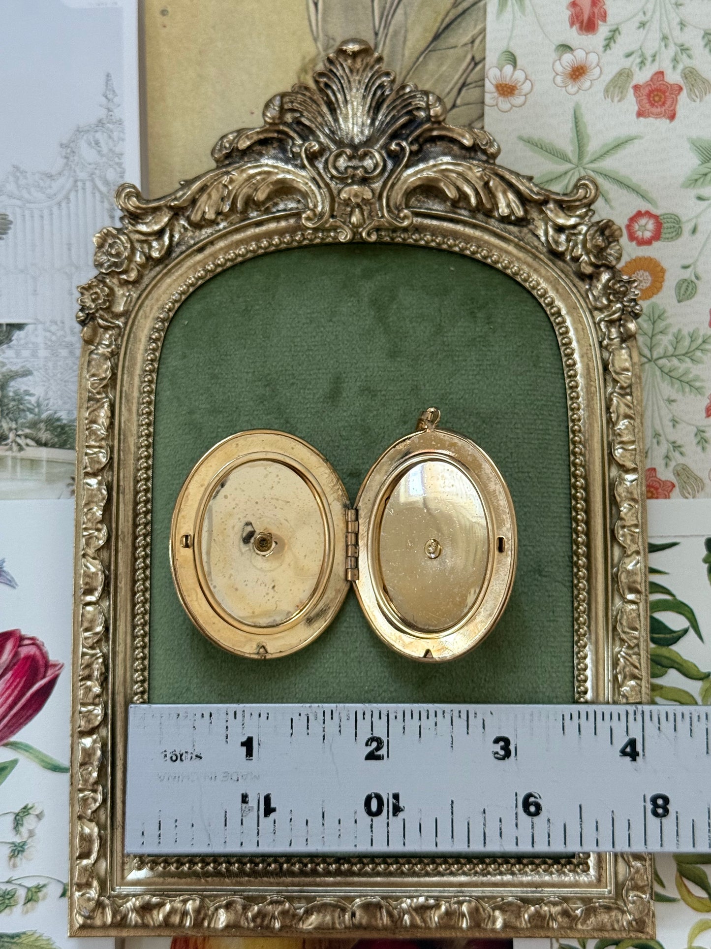 Vintage Gold Tone Detailed Locket Pendant