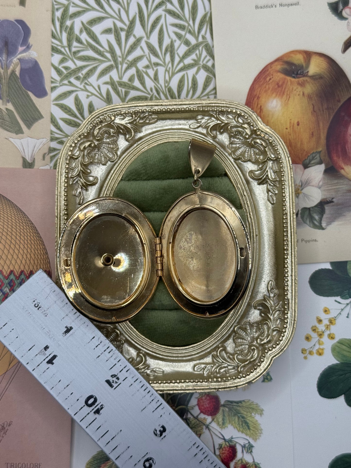 Vintage Gold Tone Cameo Locket