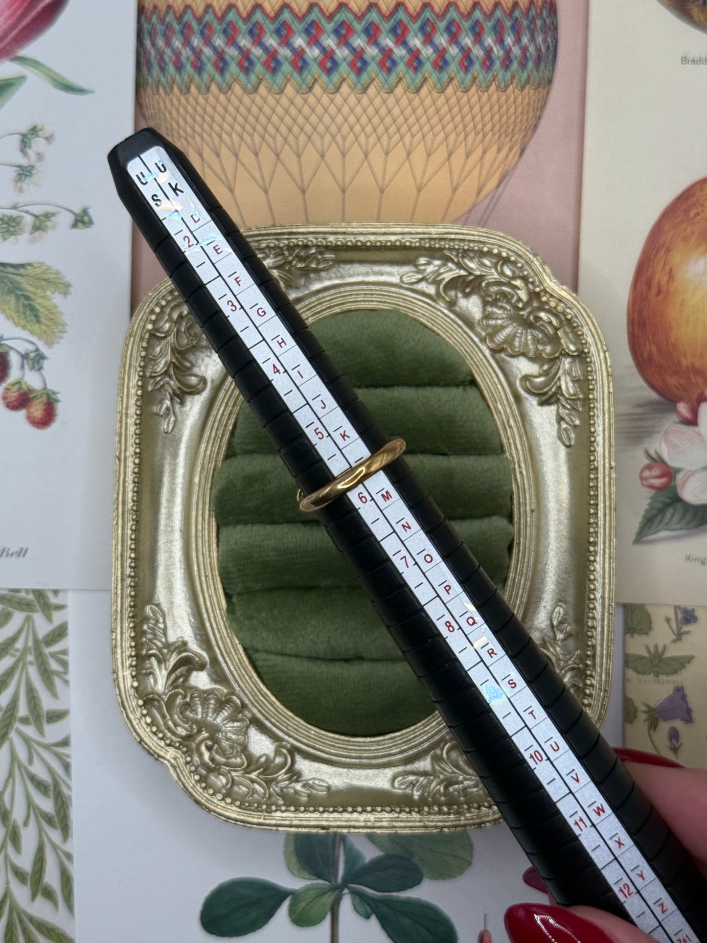 Vintage Gold Tone Avon Mother of Pearl Ring Size 5.5