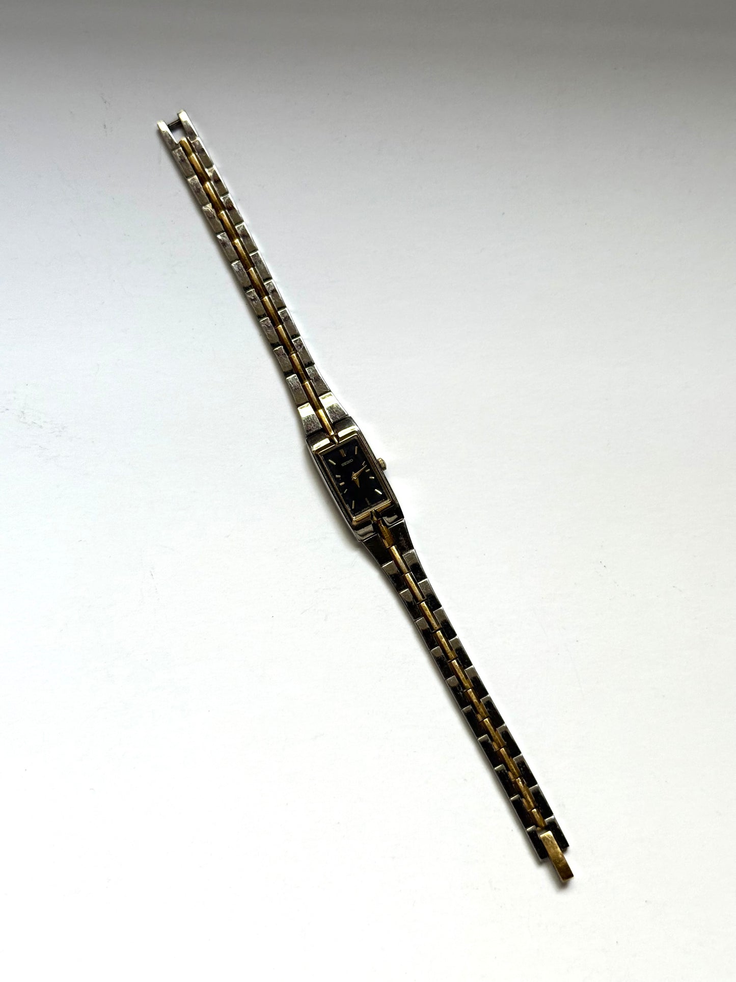 working two tone black dial seiko watch