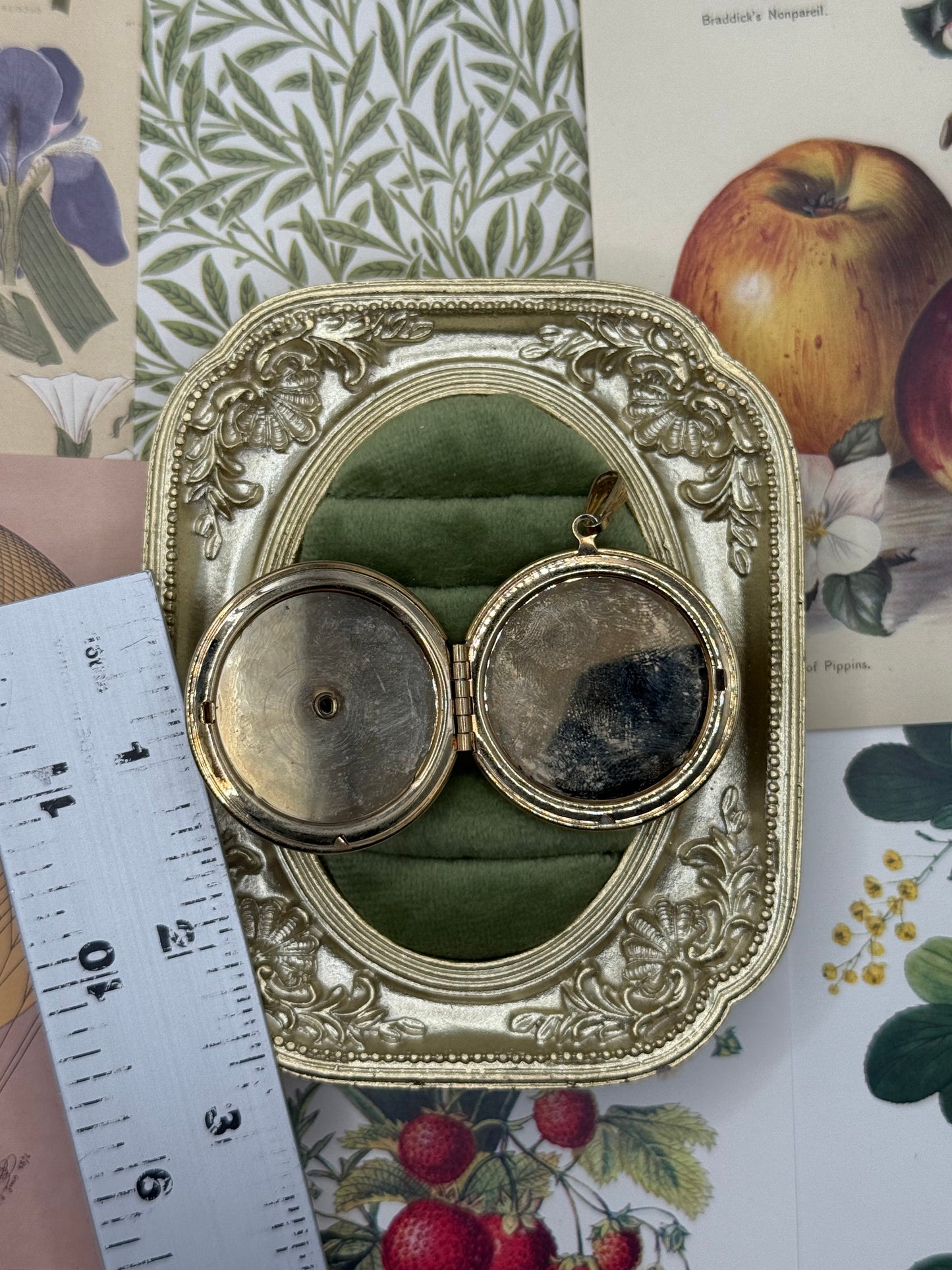 Vintage Gold Tone Pearl & Grape Locket