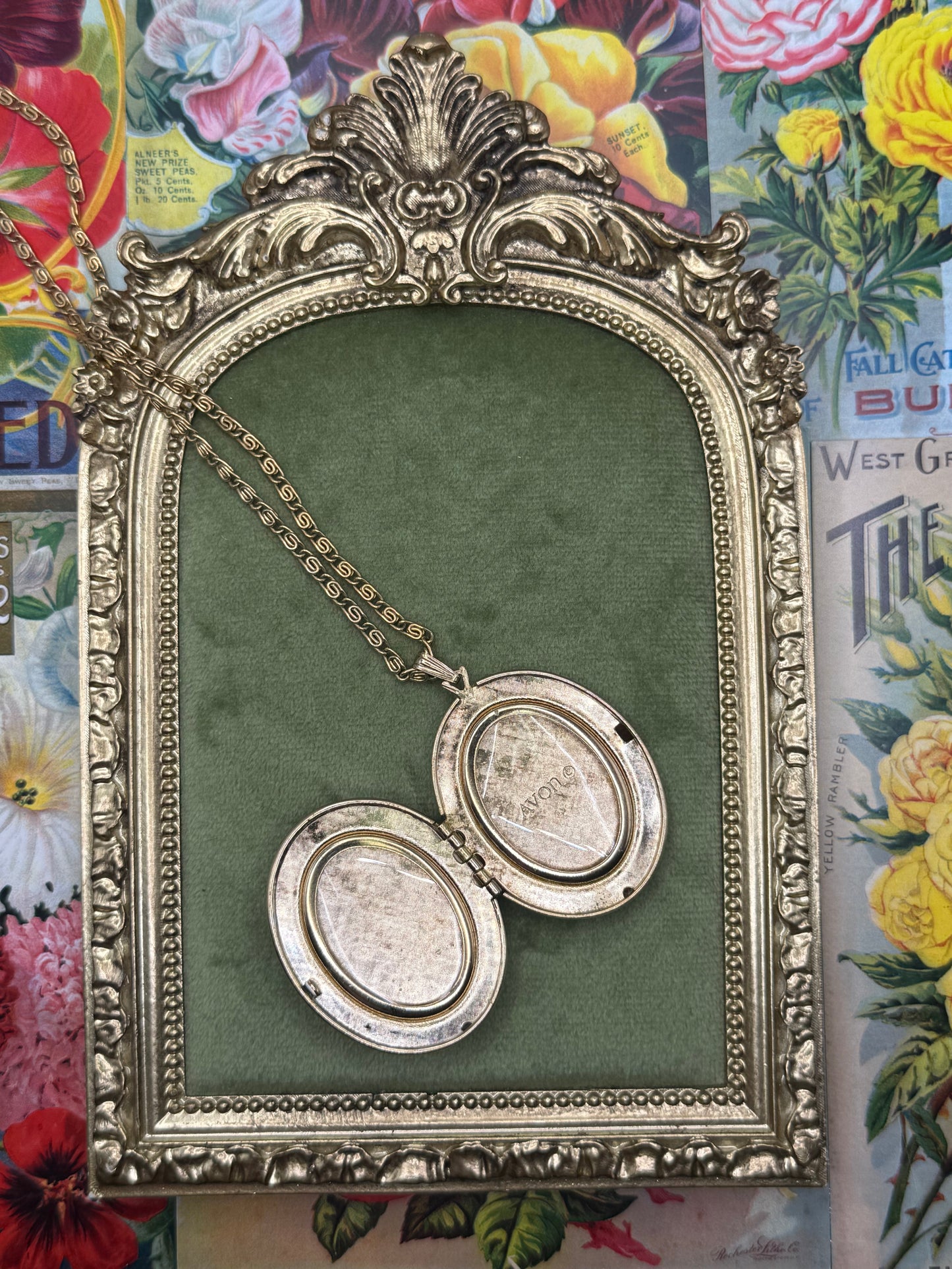 Vintage Gold Tone Floral Avon Locket Necklace 24”