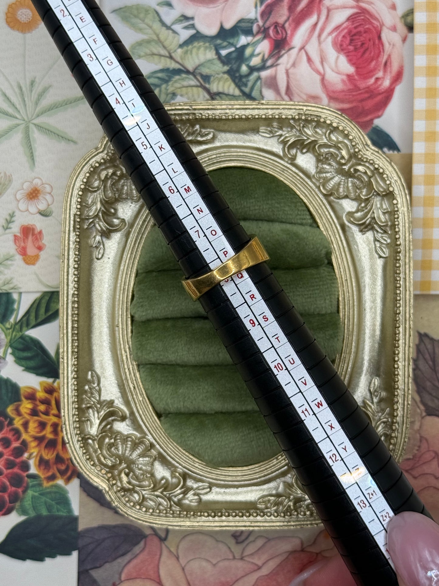 Vintage Gold Tone Ring Size 8 - No Stones