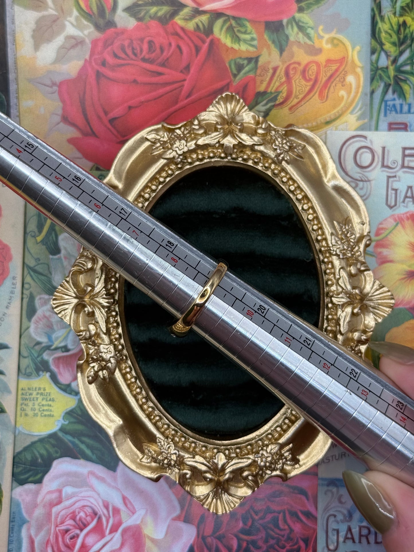 Vintage Gold Tone Old Stock Ring Size 9