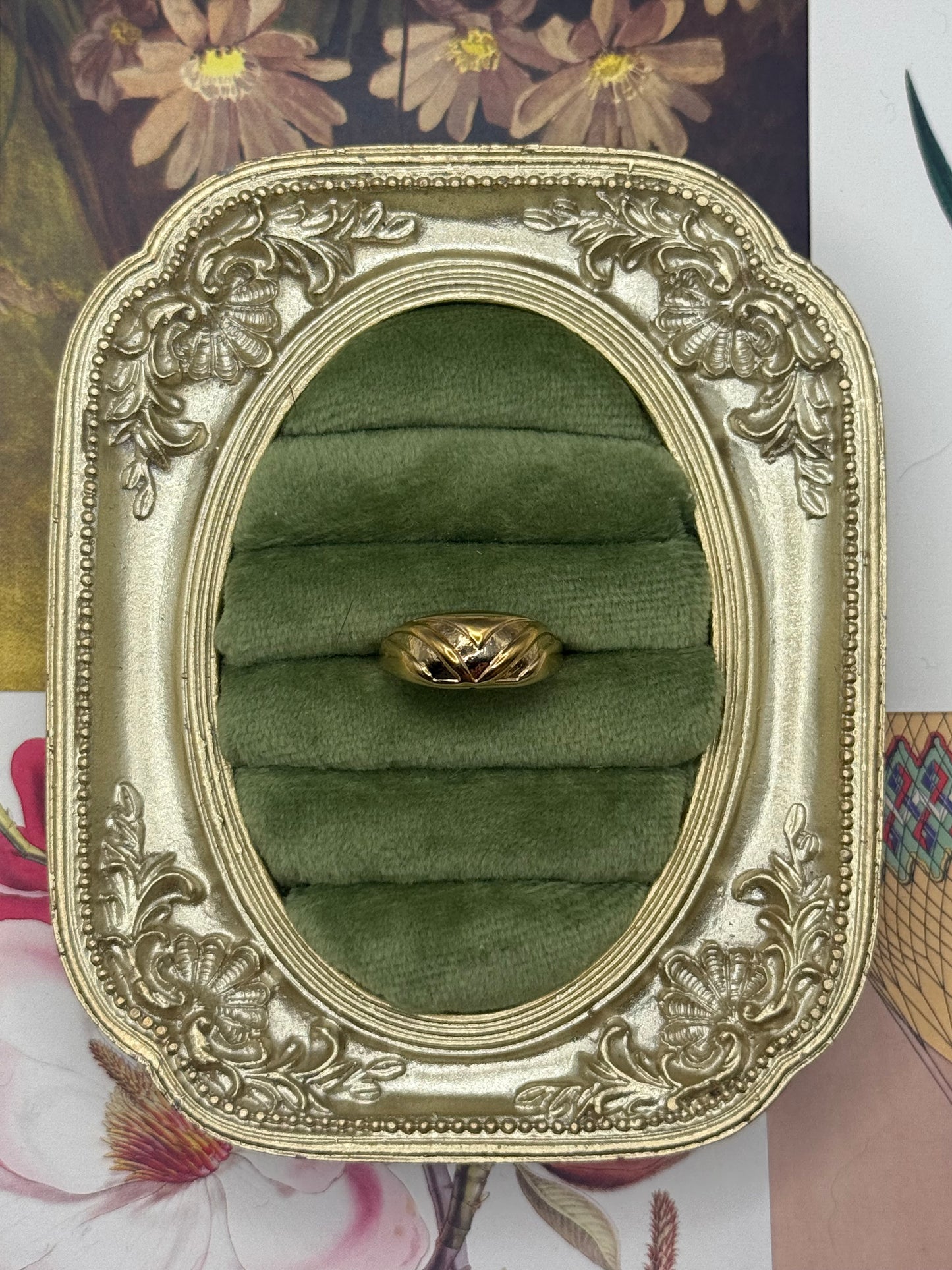 Vintage Gold Tone Avon Ring Size 6