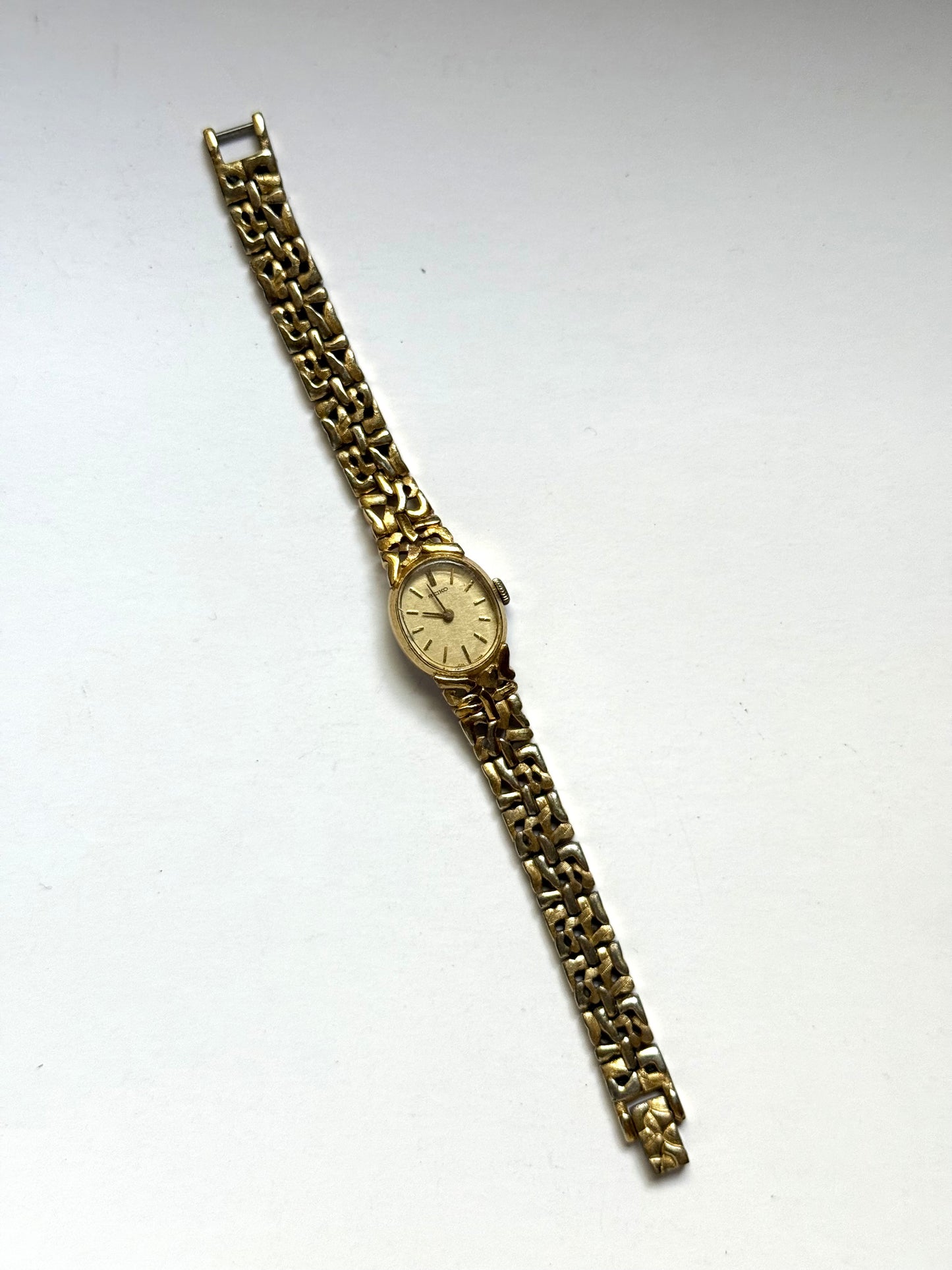 working gold tone wind up seiko watch