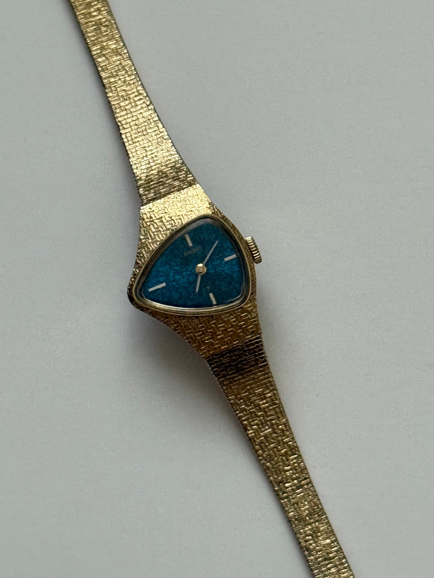 working wind up gold tone dragon’s eye blue dial half moon seiko watch