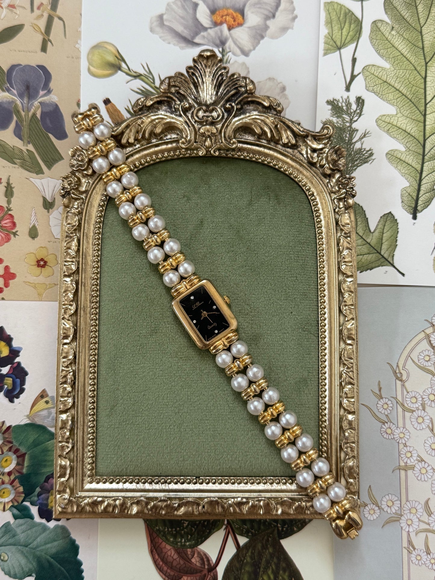 Working Vintage Gold Tone Pearl Band Watch