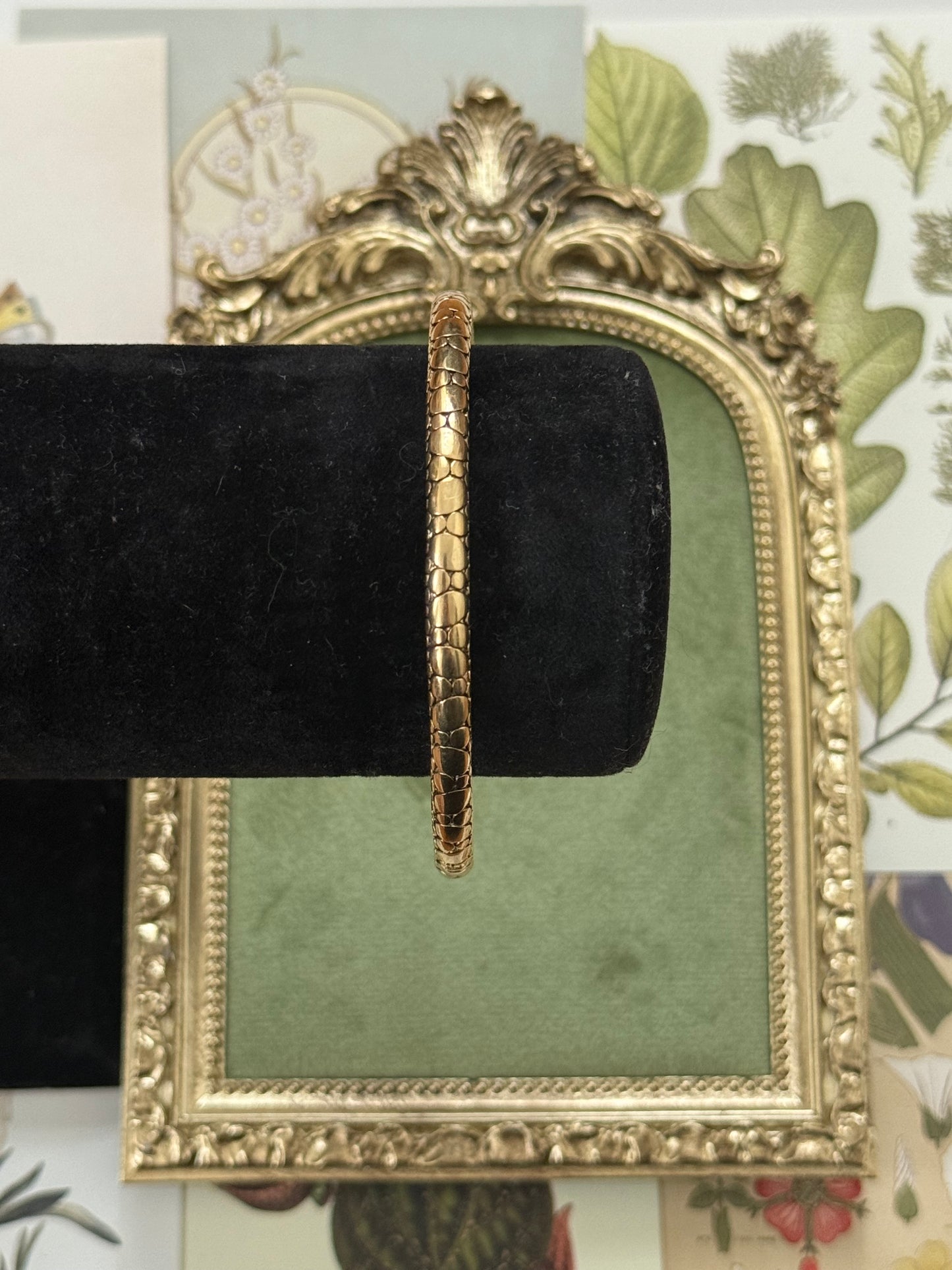 Vintage Gold Tone Detailed Band Bangle