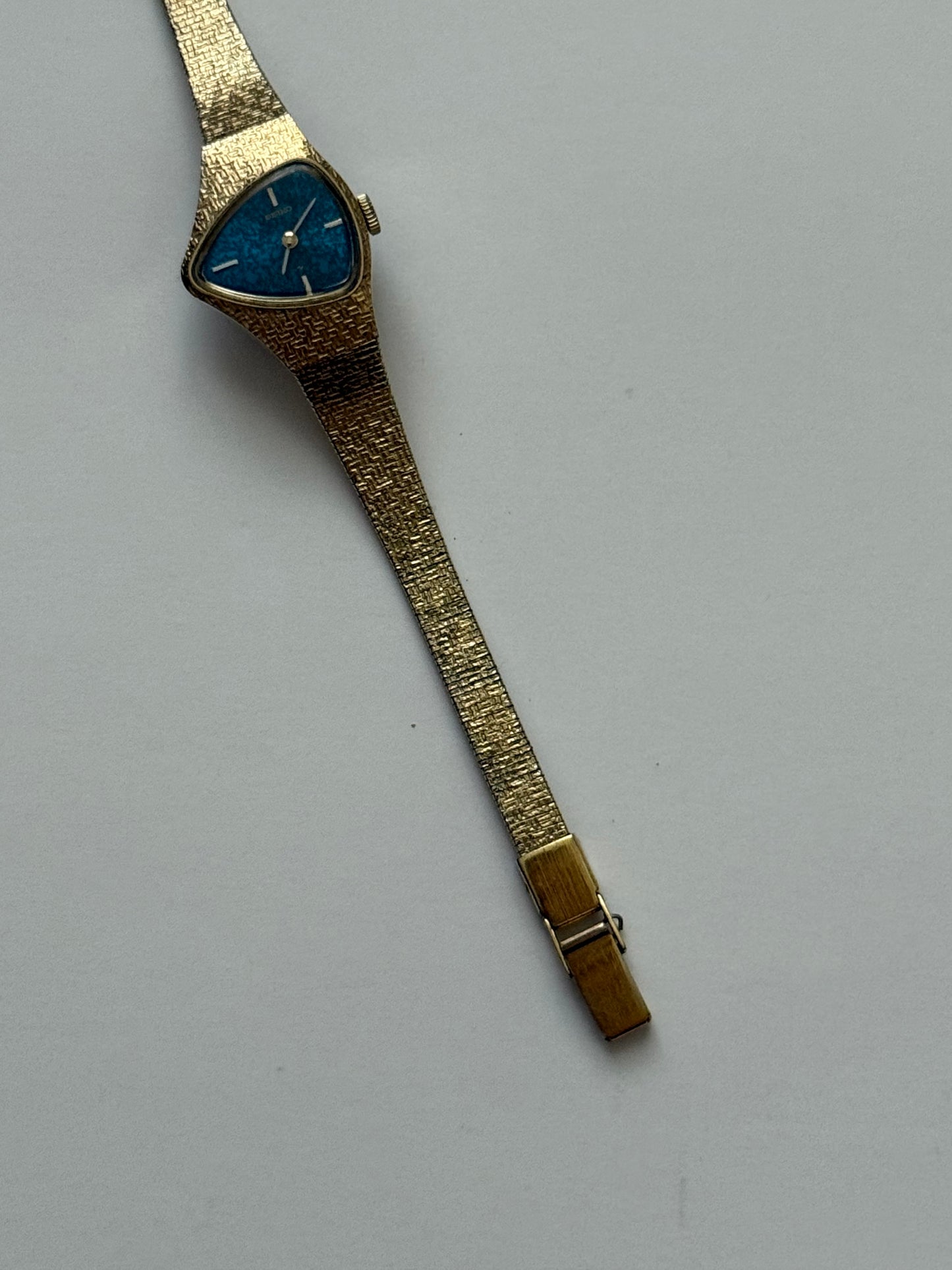 working wind up gold tone dragon’s eye blue dial half moon seiko watch