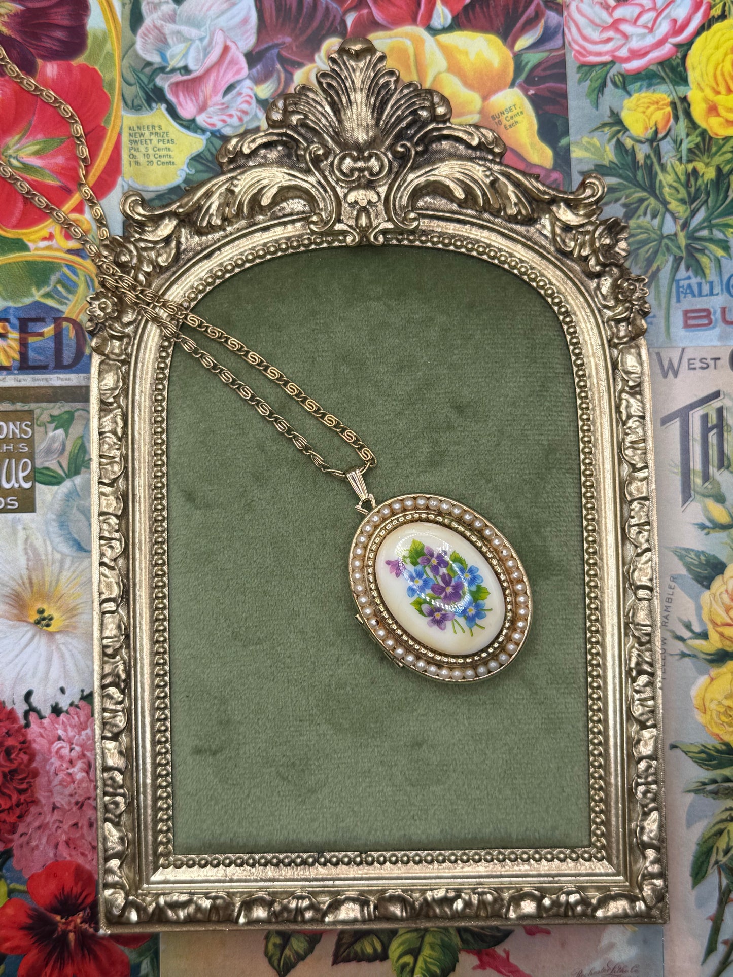 Vintage Gold Tone Floral Avon Locket Necklace 24”