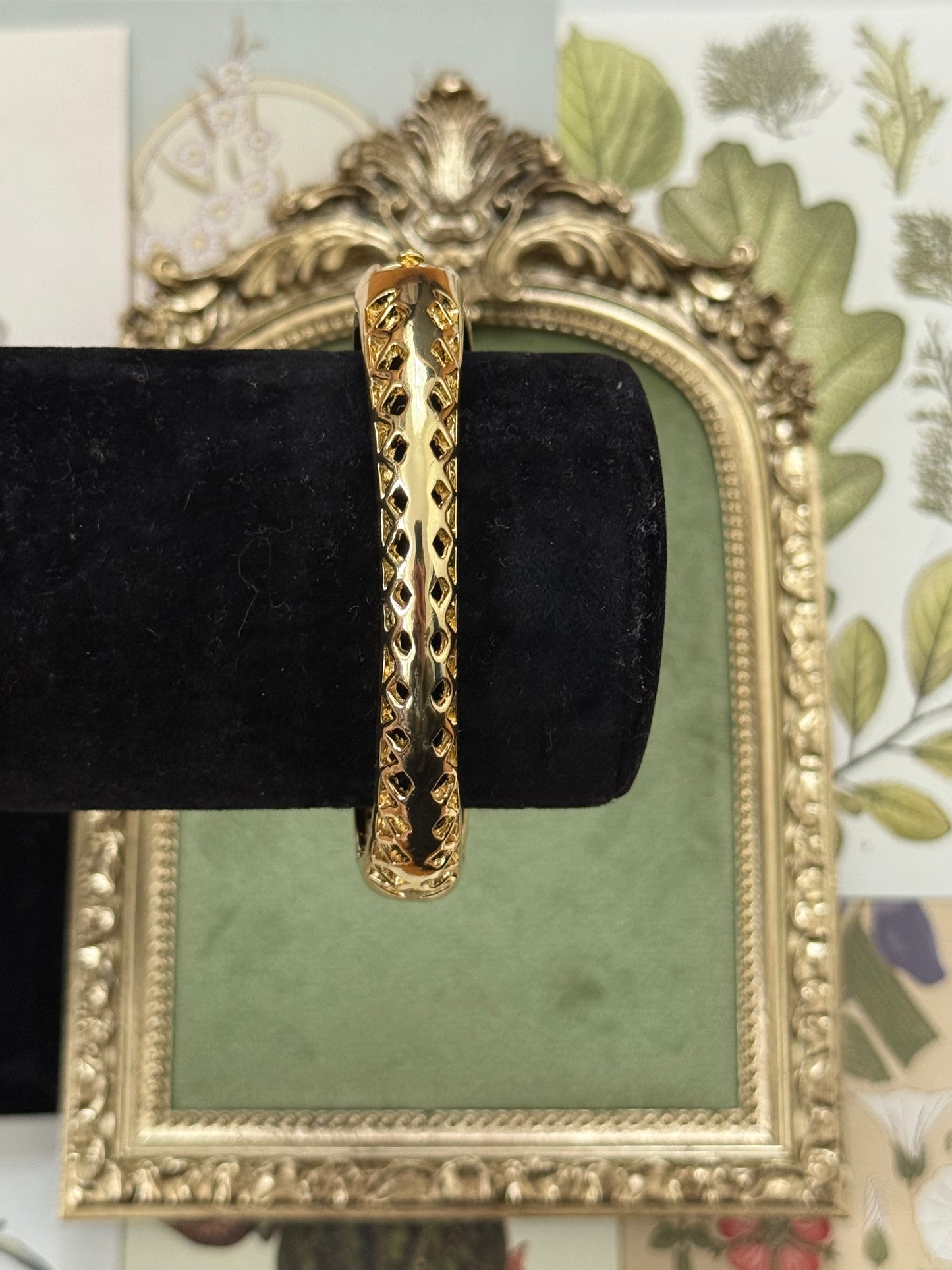 Vintage Gold Tone Floral Bracelet