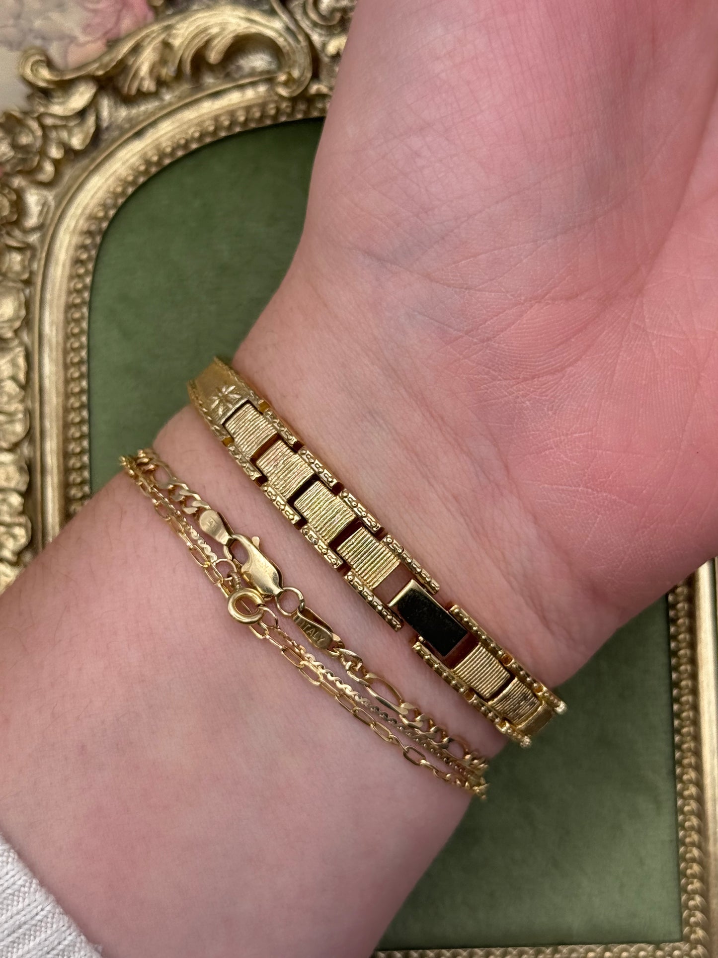 Working Vintage Gold Tone Embossrd Watch
