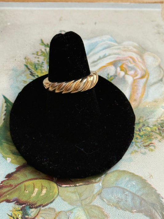 gold tone shrimp style ring size 6.5