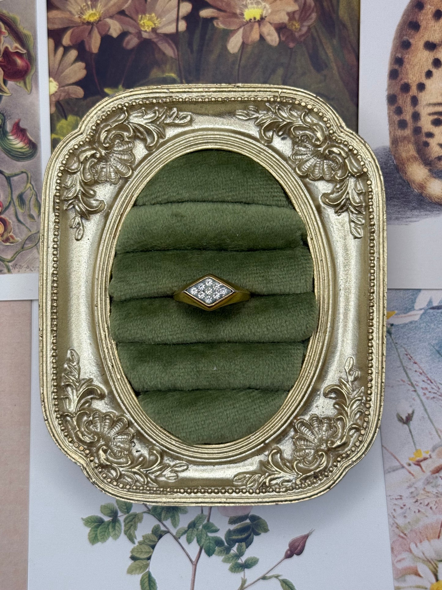 Vintage Gold Tone Avon Ring Size 7