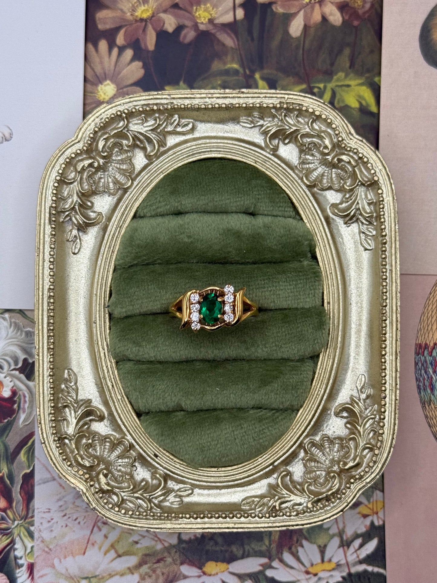 Vintage Gold Tone Old Stock Ring Size 9