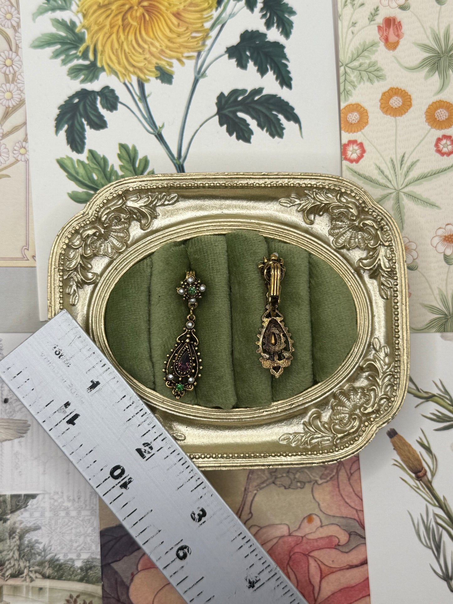 Vintage Gold Tone Unsigned Florenza Clip On Earrings