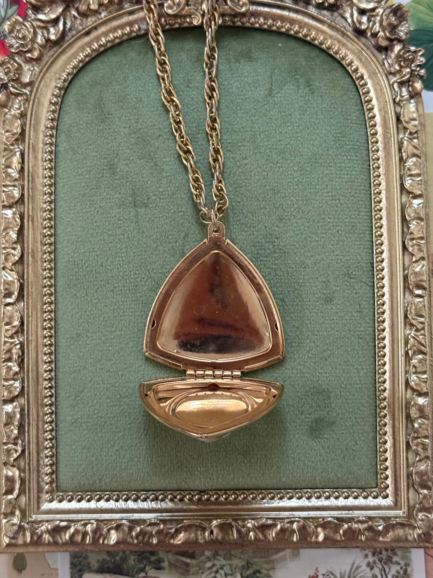 Vintage Gold Tone Cameo Locket Necklace
