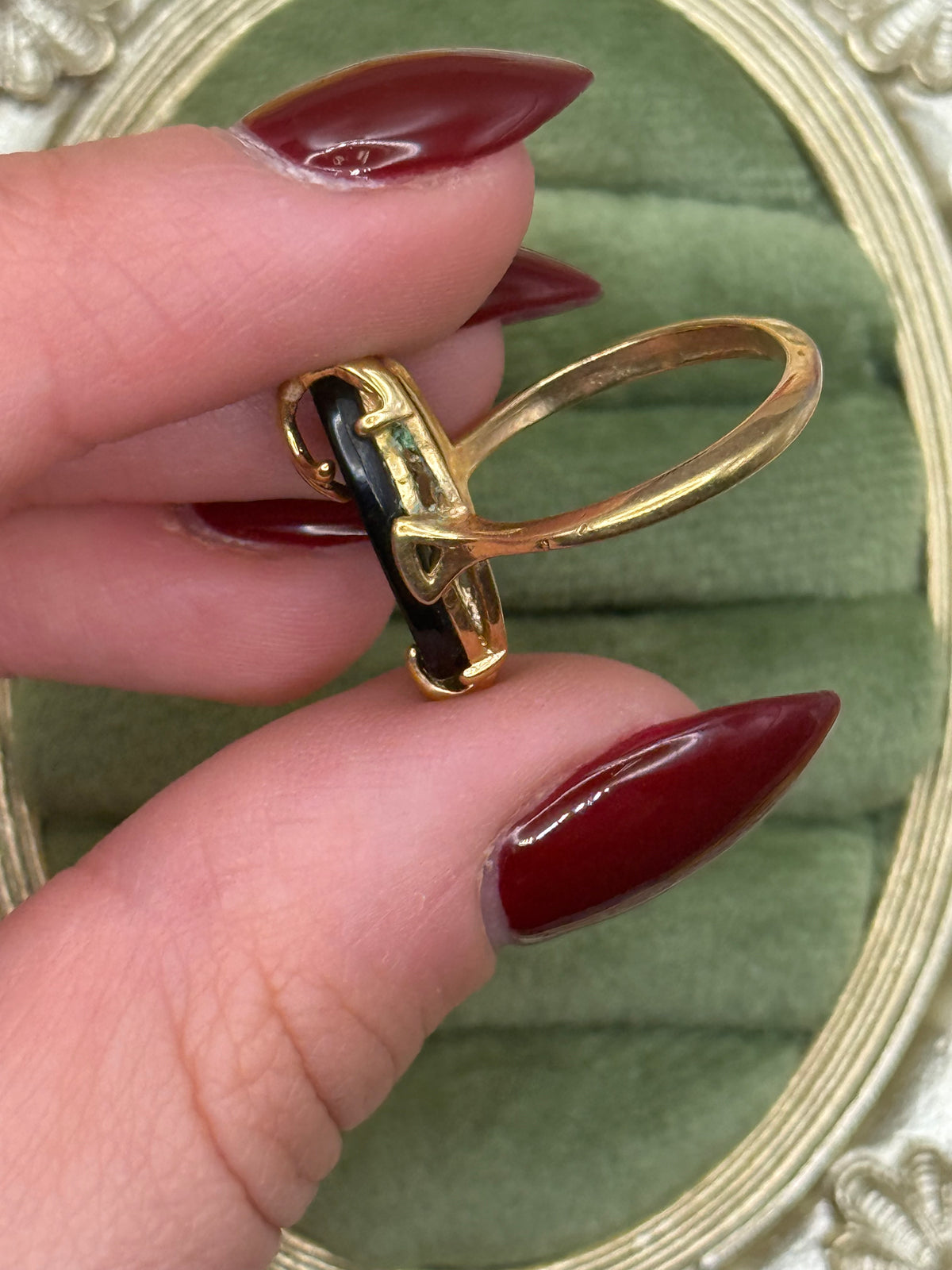 Vintage Gold Tone Avon Nightflower Onyx Ring Size 7.5