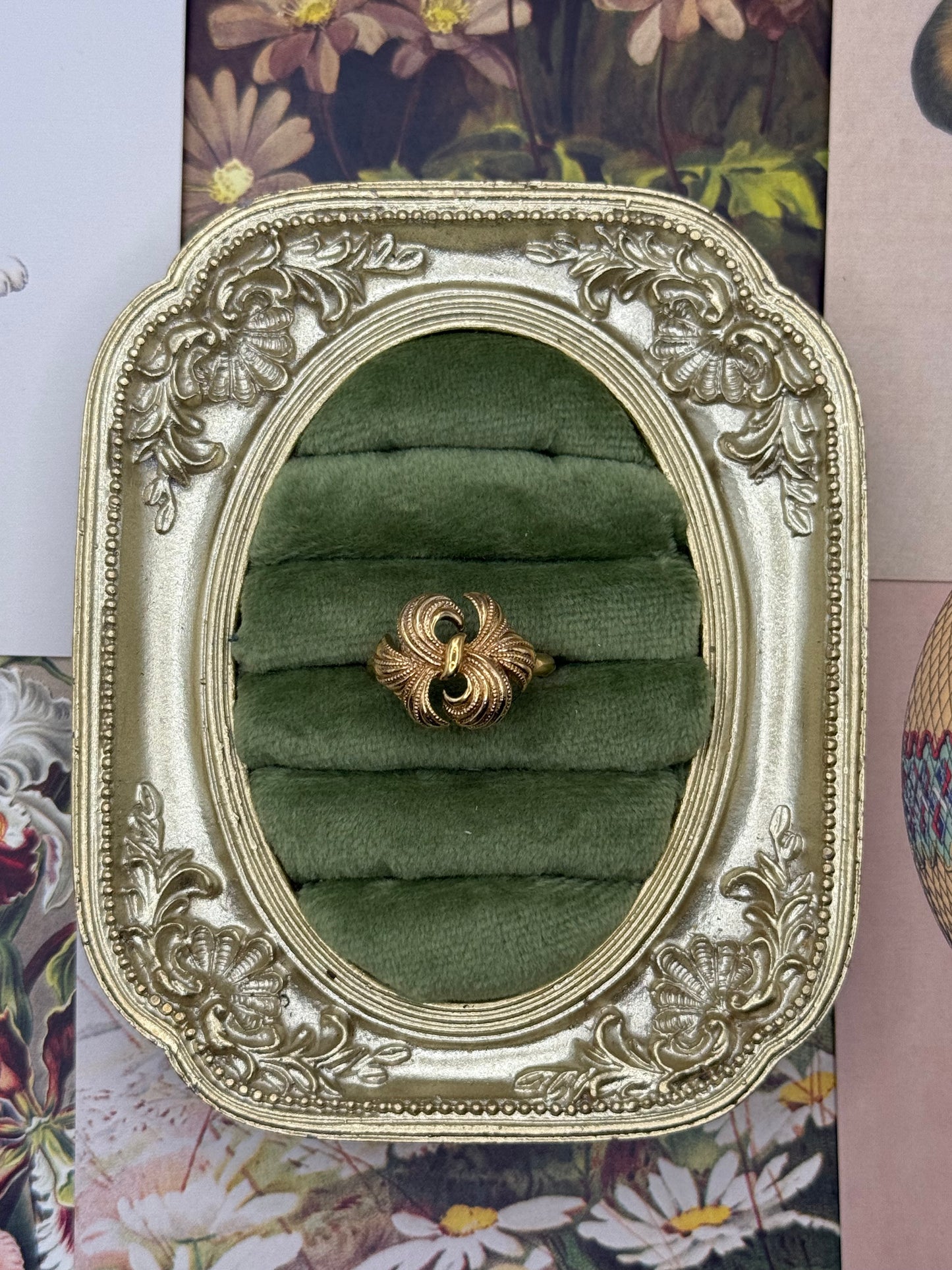 Vintage Gold Tone Avon Ring Size 7