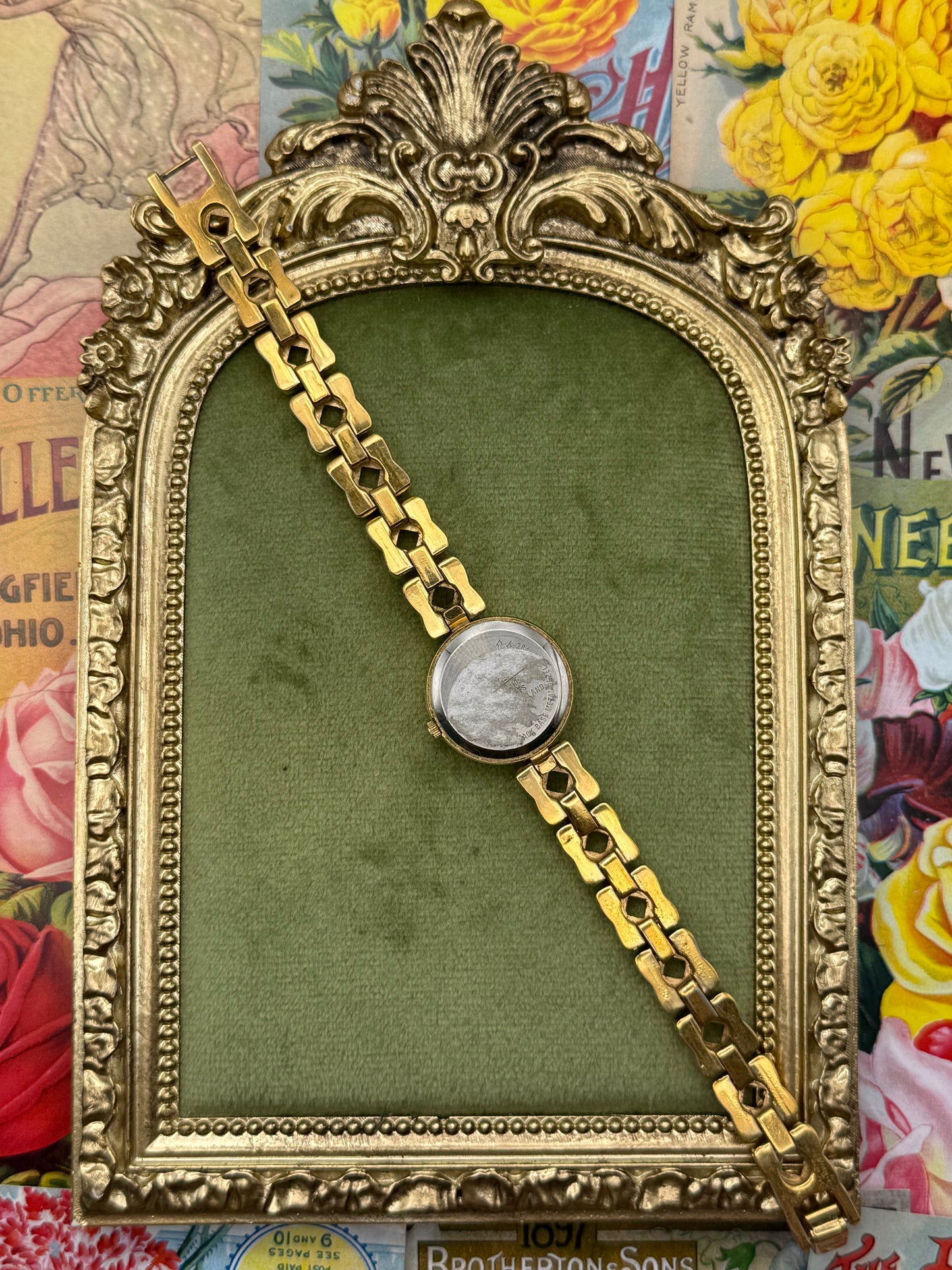 Working Vintage Gold Tone Oscar de la Renta Watch