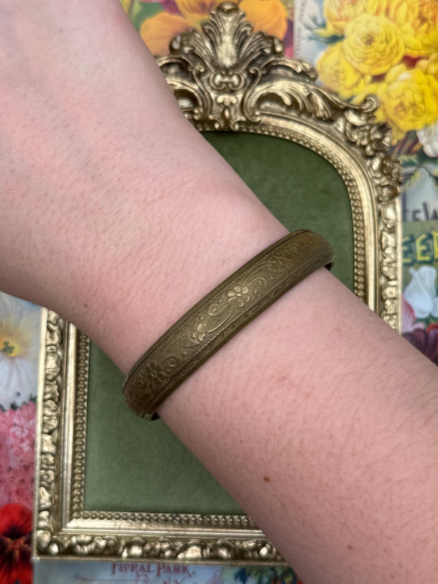 Vintage Floral Detailed Bangle 8”