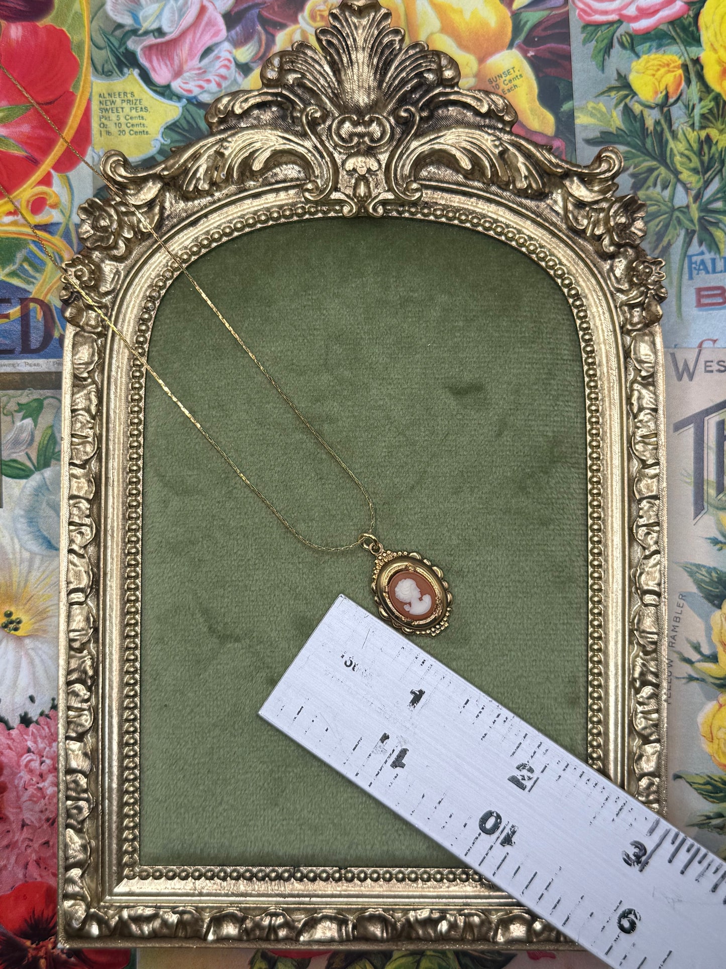 Vintage Gold Tone Dainty Cameo Necklace 16”