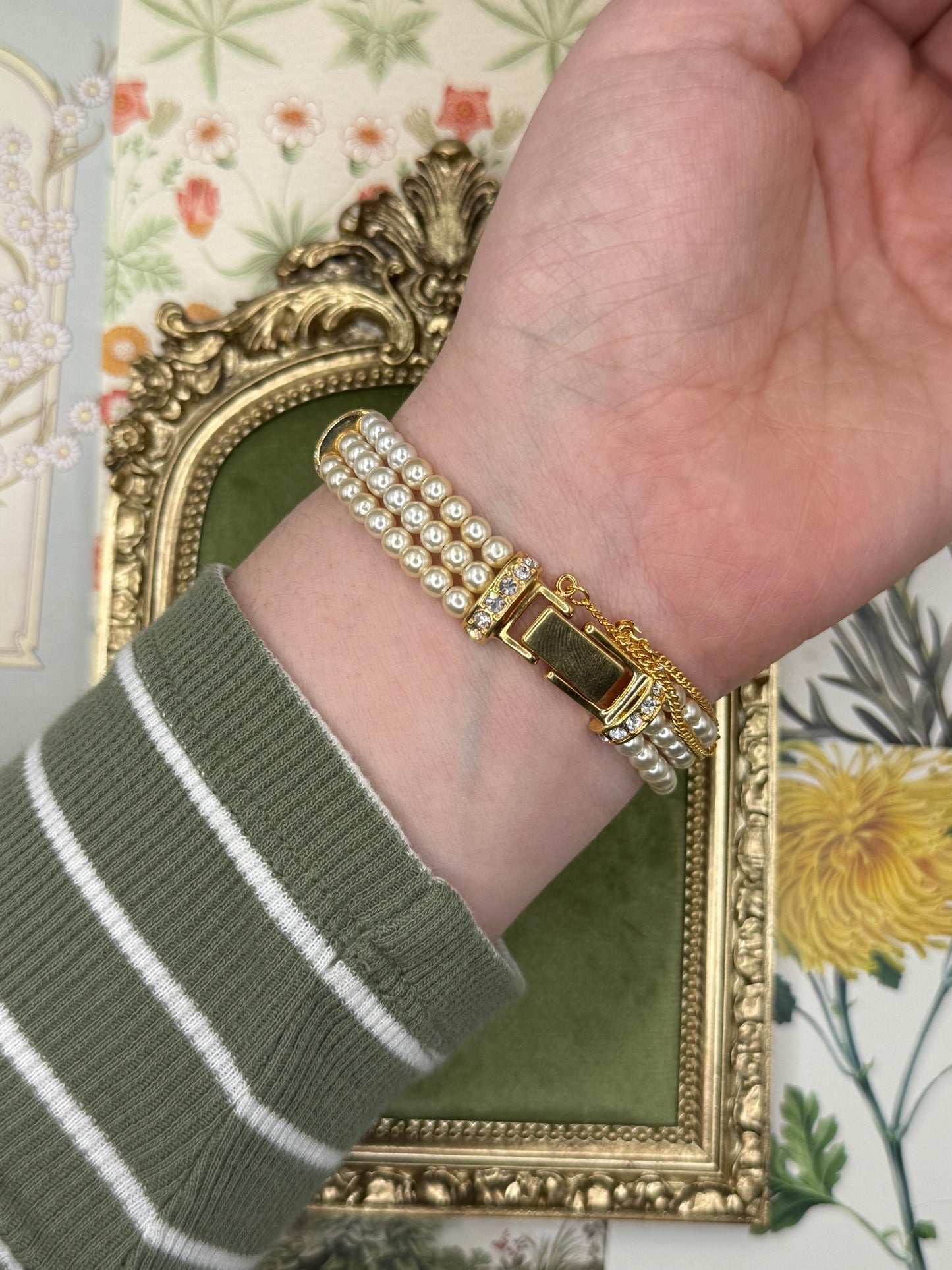 Working Vintage Gold Tone Elizabeth Taylor x Avon Pearl Watch