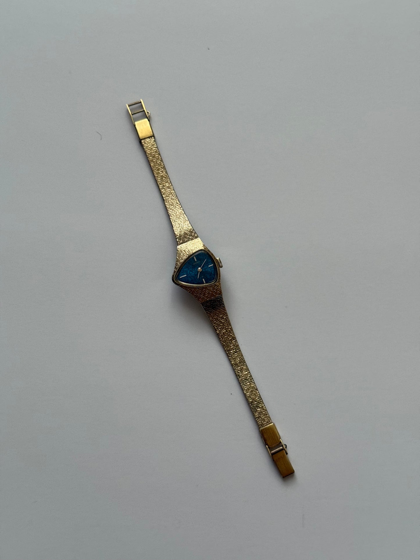 working wind up gold tone dragon’s eye blue dial half moon seiko watch