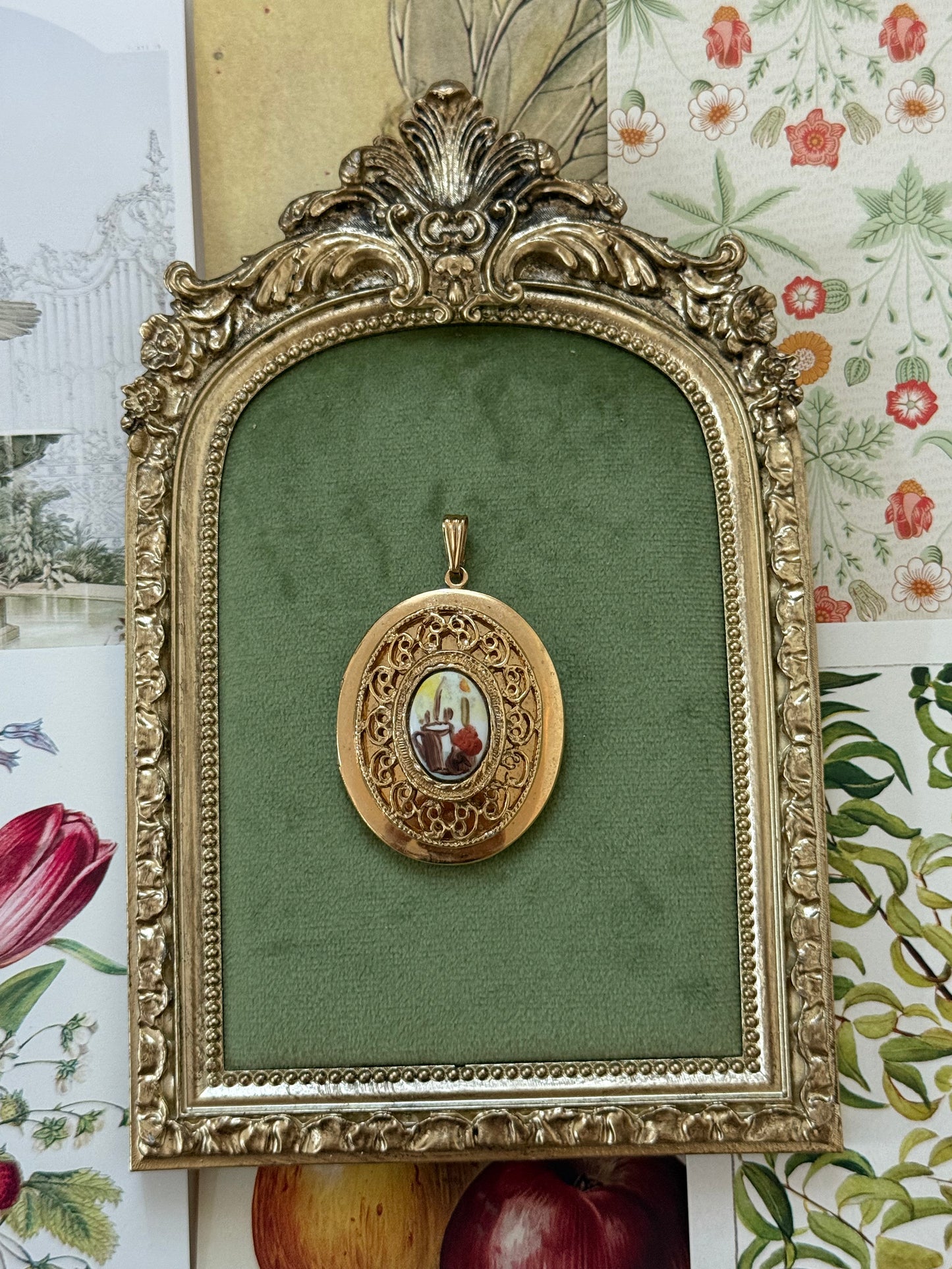Vintage Gold Tone Detailed Locket Pendant