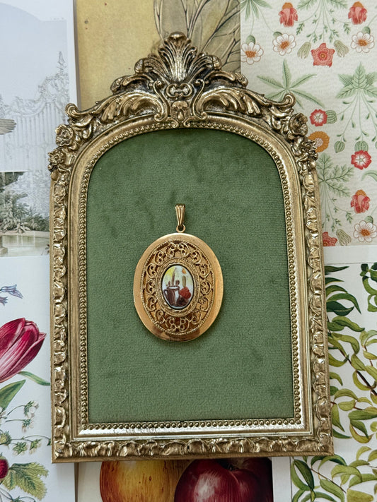 Vintage Gold Tone Detailed Locket Pendant