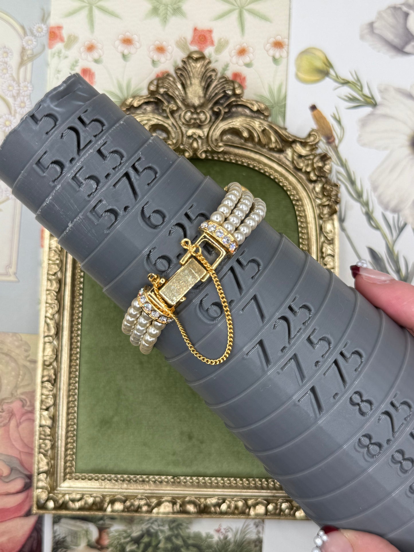 Working Vintage Gold Tone Elizabeth Taylor x Avon Pearl Watch