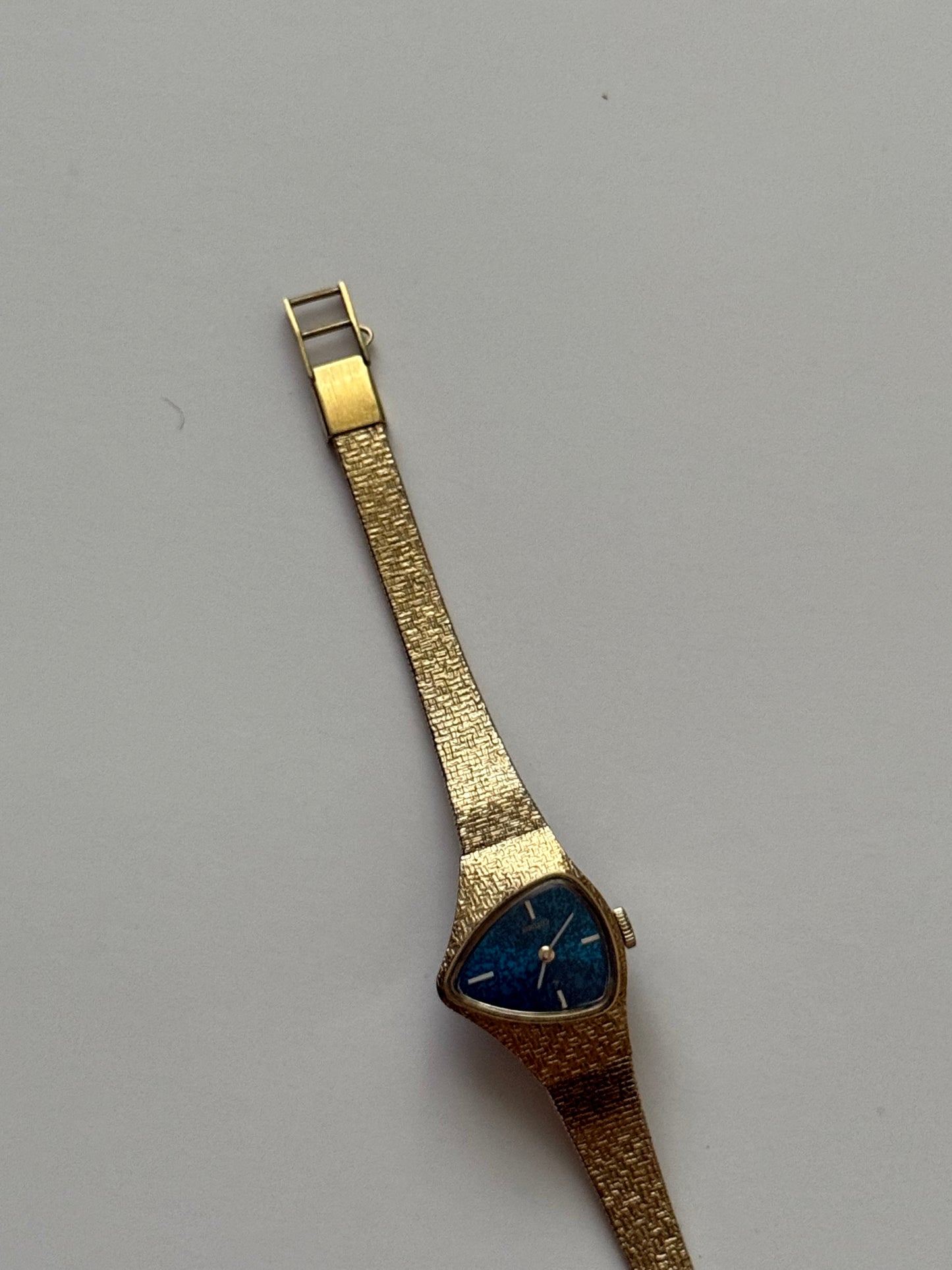 working wind up gold tone dragon’s eye blue dial half moon seiko watch