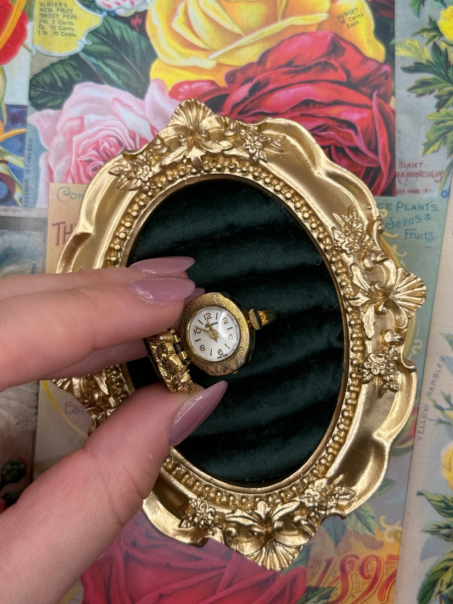 Nonworking Vintage Gold Tone Manual Wind Peek a Boo Adjustable Ring Watch 8