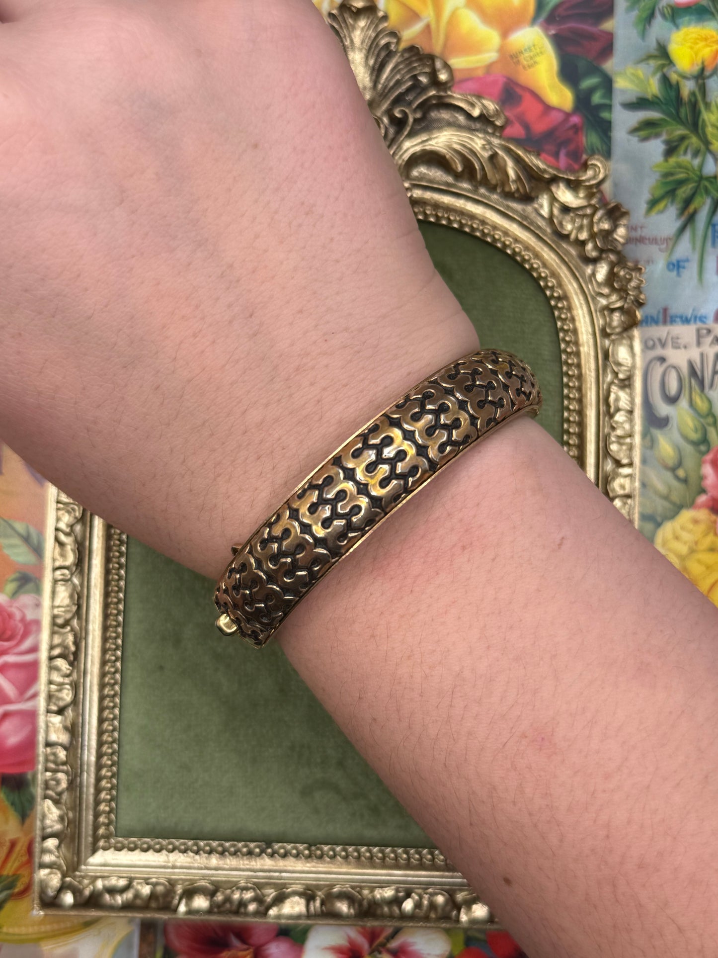 Vintage Gold Tone Hinged Bangle Bracelet 6.75”