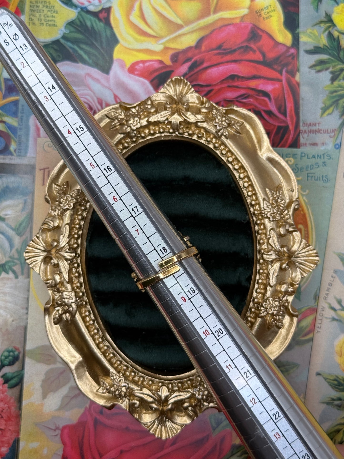 Nonworking Vintage Gold Tone Manual Wind Peek a Boo Adjustable Ring Watch 8