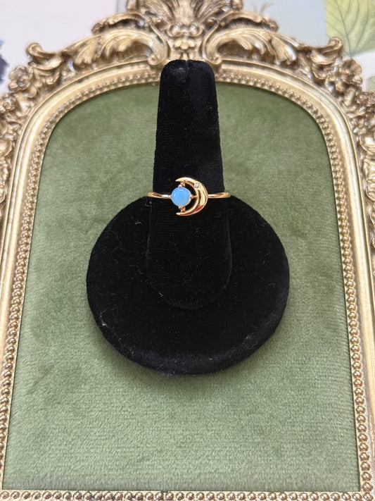 Vintage Gold Tone Crescent Moon Ring Size 8