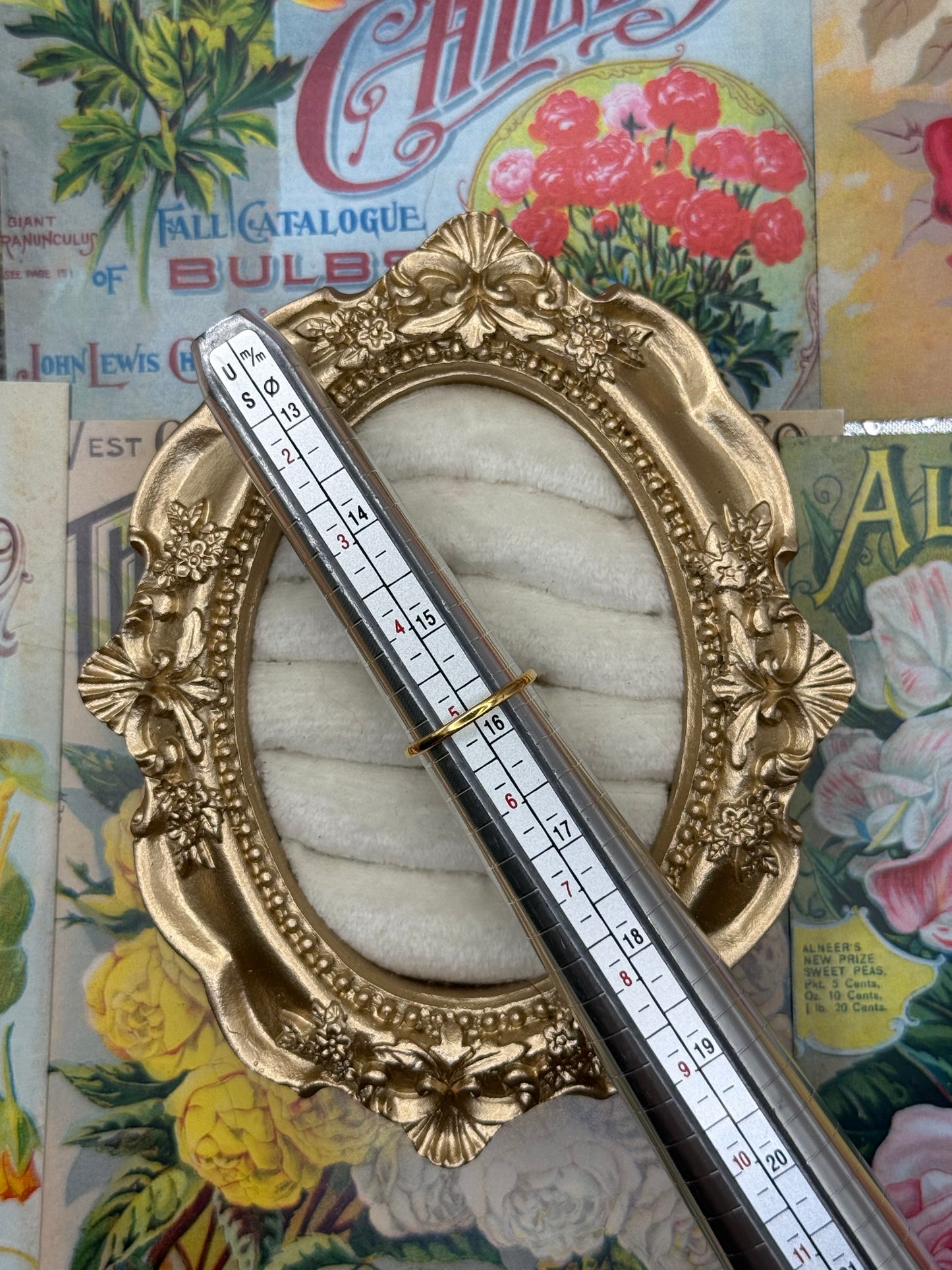 Vintage gold tone Avon dainty ring size 5