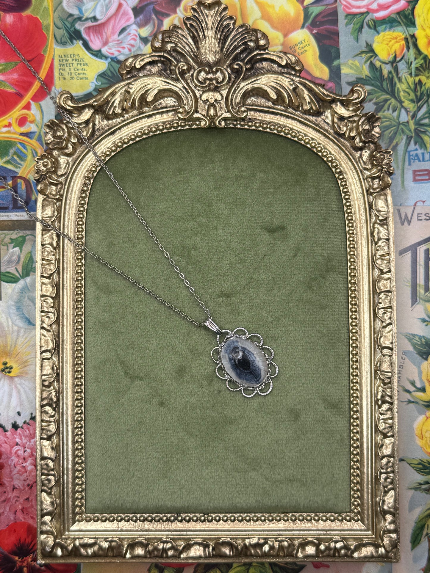 Vintage Silver Tone Shell Pendant Necklace 18”