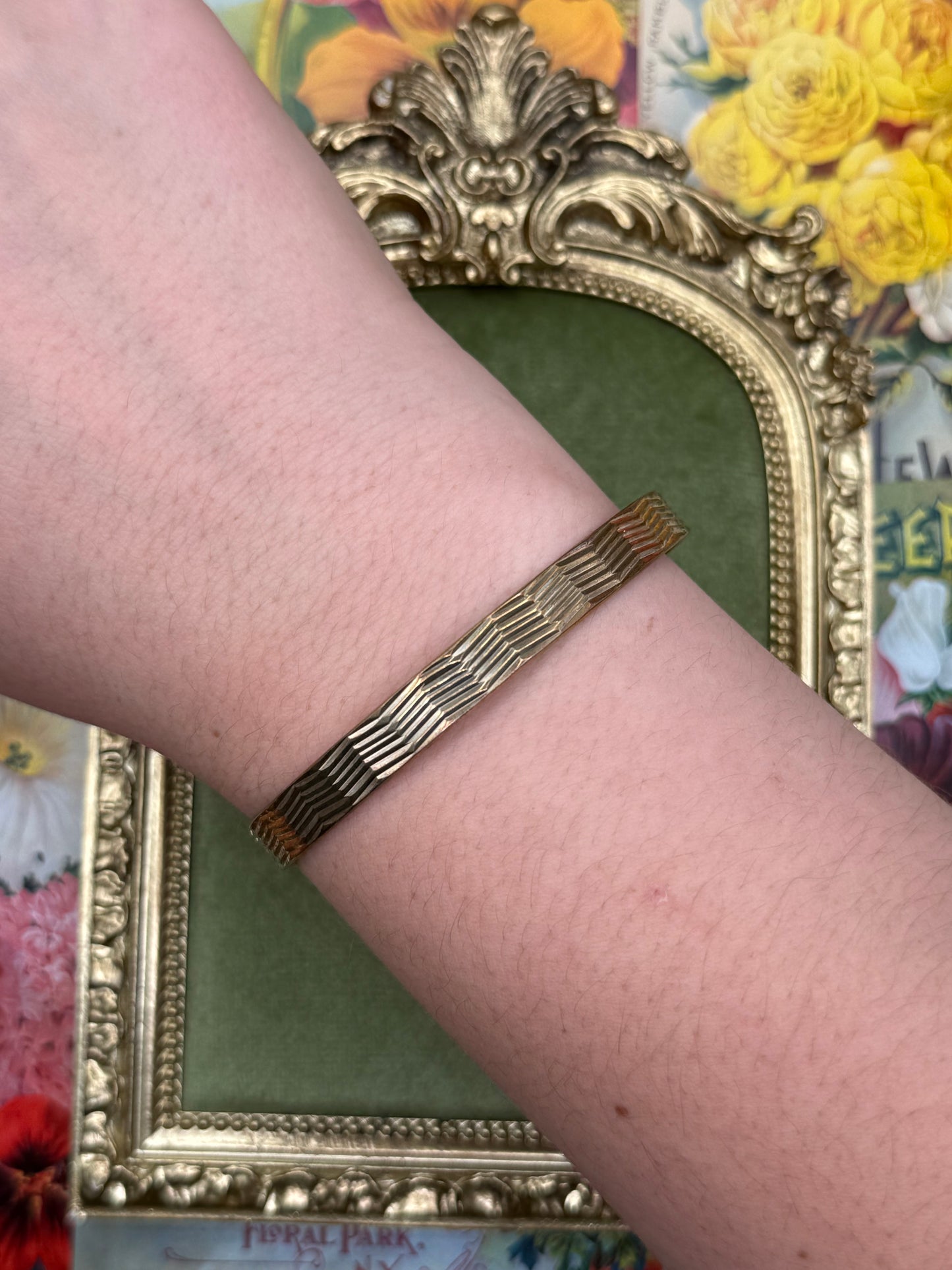 Vintage Gold Tone Detailed Bangle 8”